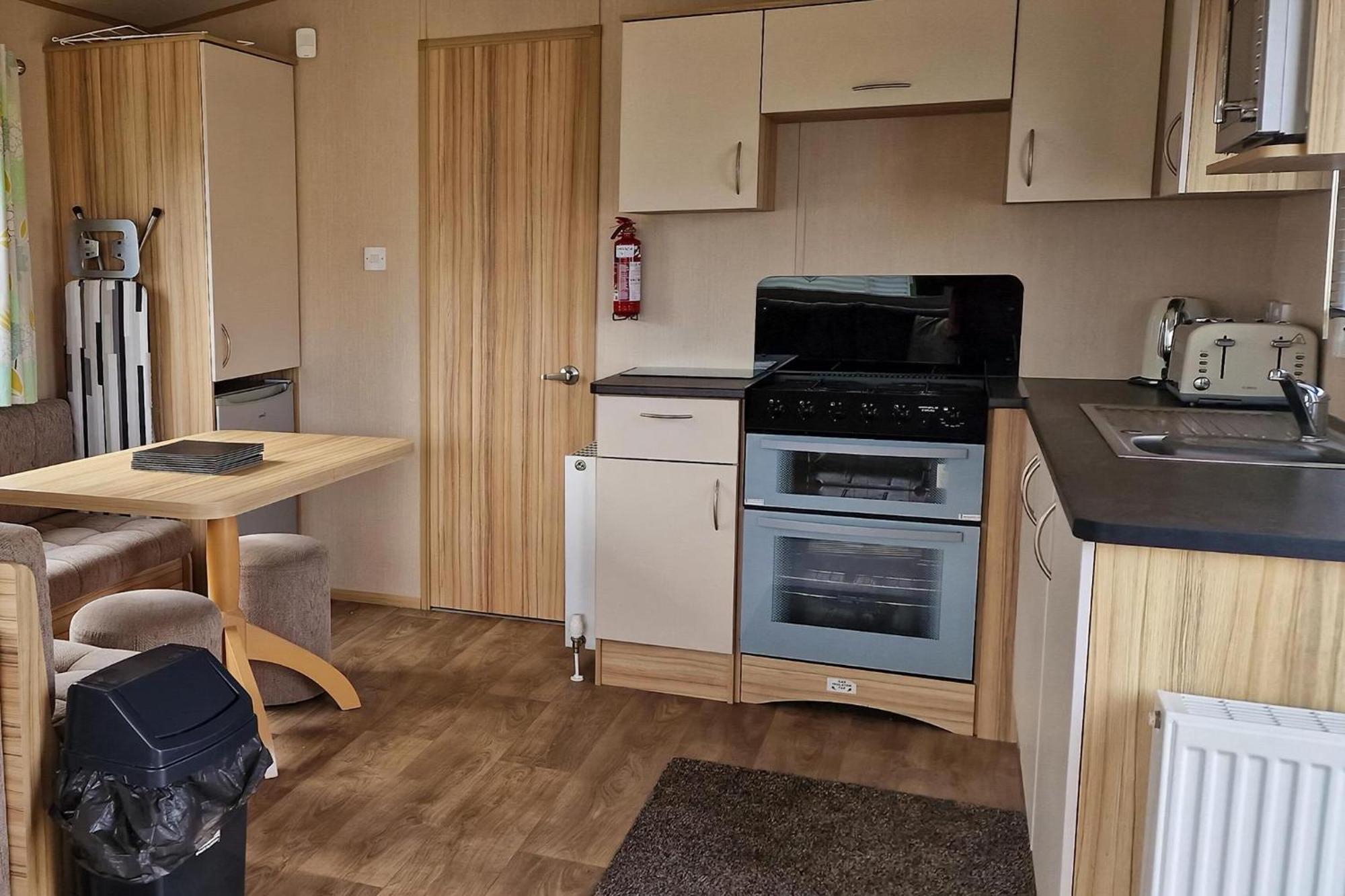8 Berth Caravan For Hire At Manor Park Near To A Great Beach Ref 23041C Ханстантон Экстерьер фото