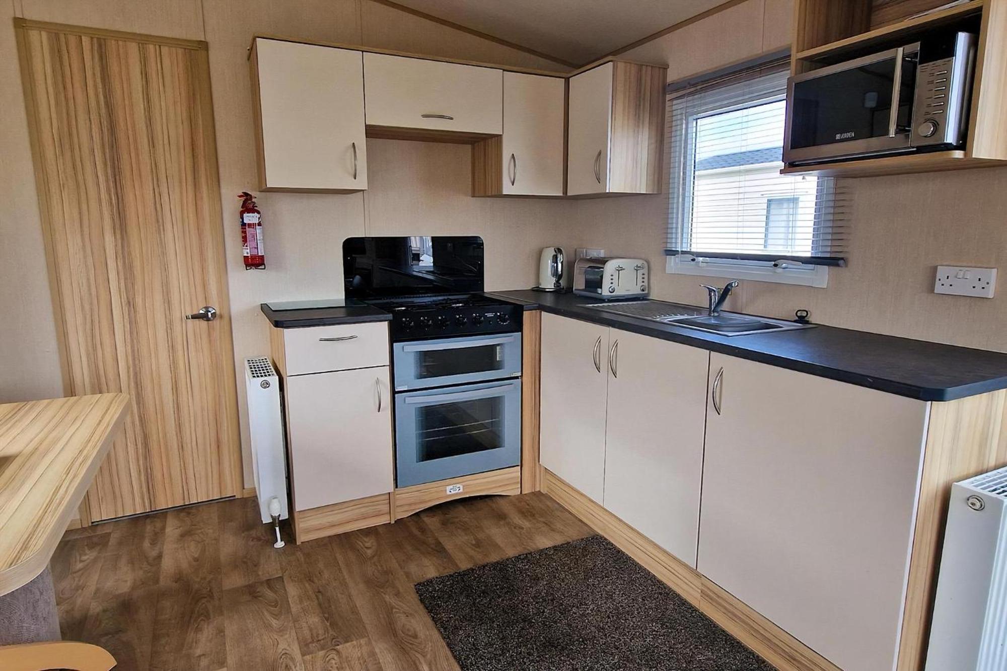 8 Berth Caravan For Hire At Manor Park Near To A Great Beach Ref 23041C Ханстантон Экстерьер фото